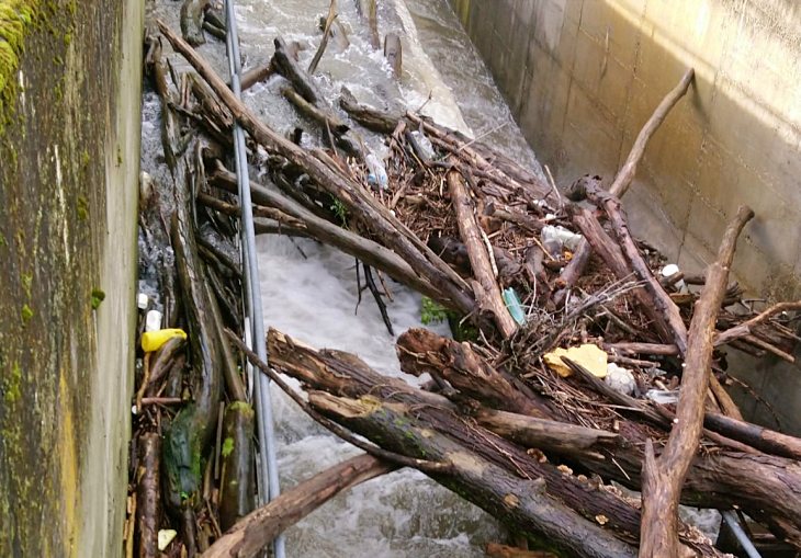 La escala del río Nalón atascada desde hace 365 días