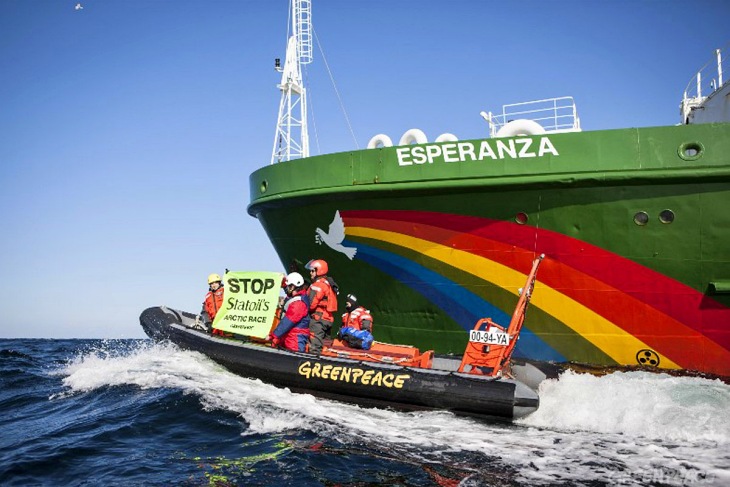 El barco Esperanza de Greenpeace certifica la presencia de plástico en el mar de los Sargazos