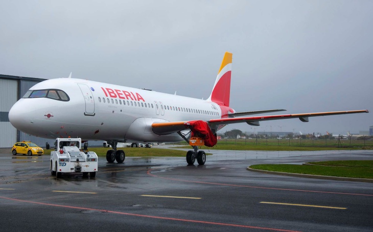 Iberia se pone las pilas y limita los plásticos de "a bordo"