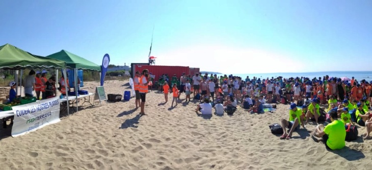 La playa Llarga de Tarragona clama contra los plásticos en el mar
