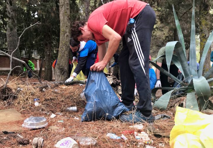 Recogida de residuos del parque de Santa Catalina y El Neveral de Jaén