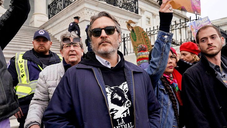 Los actores estadounidenses Joaquin Phoenix y Martin Sheen son arrestados durante una manifestación contra la crisis climática