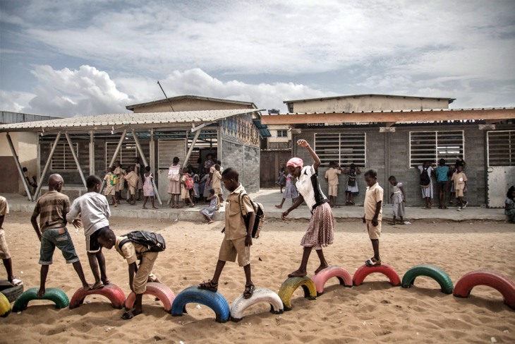 UNICEF aprovecha el plástico reciclado para construir escuelas en África