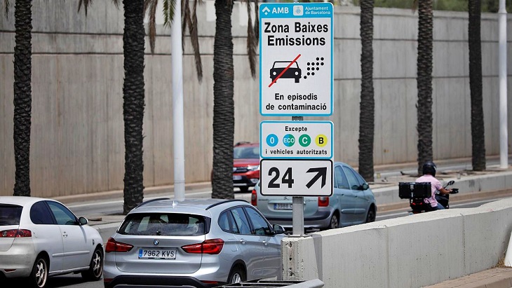 Barcelona aplicará una tarifa de 2 euros por circular en la zona de bajas emisiones sin etiqueta de la DGT
