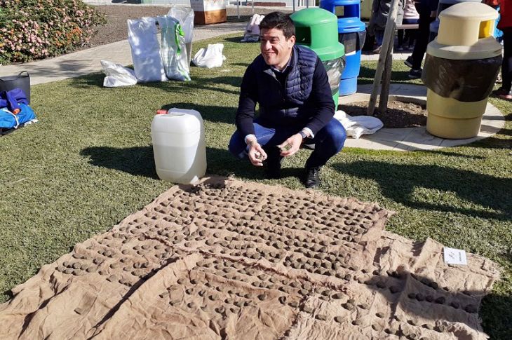 Málaga. Lanzan más de 25.000 bombas de semillas a mano y con tirachinas en la zona afectada por el incendio en Casares