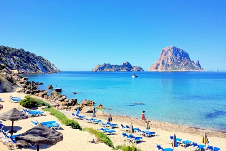 Ibiza. ‘Cala dHort playa sin humos’