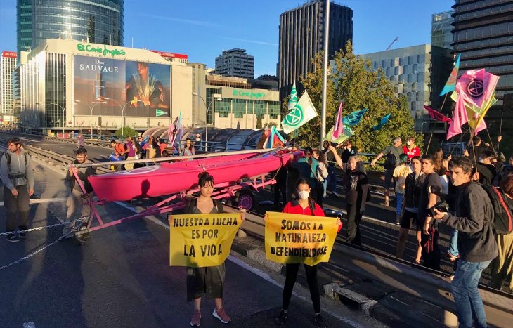 Miles de activistas ocupan el puente de Nuevos Ministerios en Madrid para exigir una lucha contra el Cambio Climático