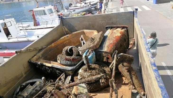 Extraen 500 kilos de residuos del mar de las praderas de posidonia en Girona