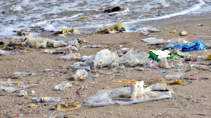 El Ministerio para la Transición Ecológica trabaja con el sector turístico frente a las basuras marinas en las playas