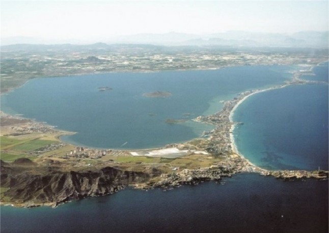 España espera el informe sobre la contaminación del mar Menor