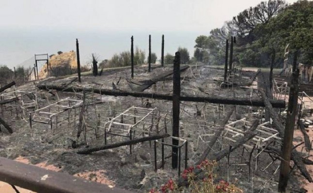 Se procede a retirar la madera calcinada de Las Peñuelas