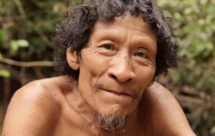 Extraordinario vídeo de indígenas no contactados de Brasil en tierra cercada