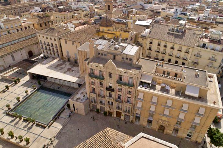 Valencia abastece con 25 placas solares el edificio modernista Punt de Ganxo