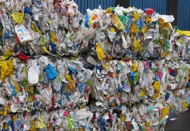 El Gobierno retrasa la prohibición de distribuir bolsas de plástico gratuitamente