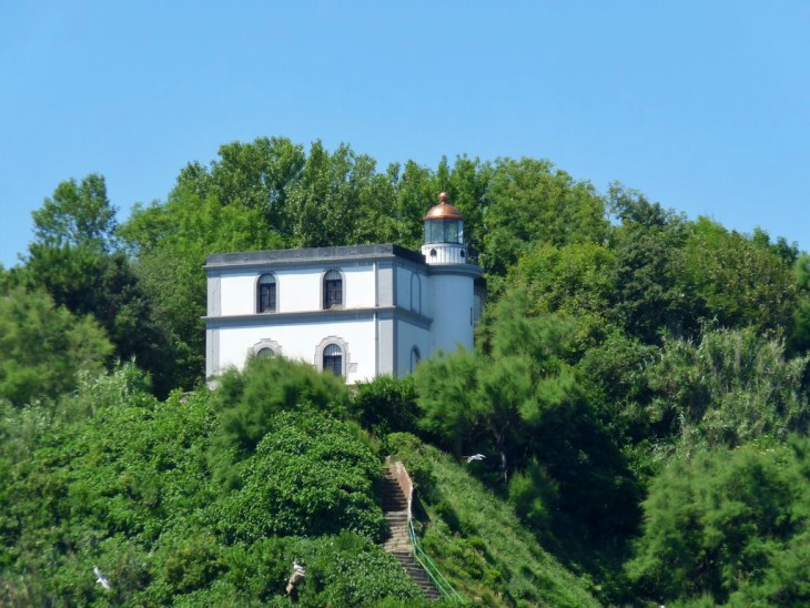 Polémica por el inicio de las obras para instalar en el faro de Santa Clara una escultura