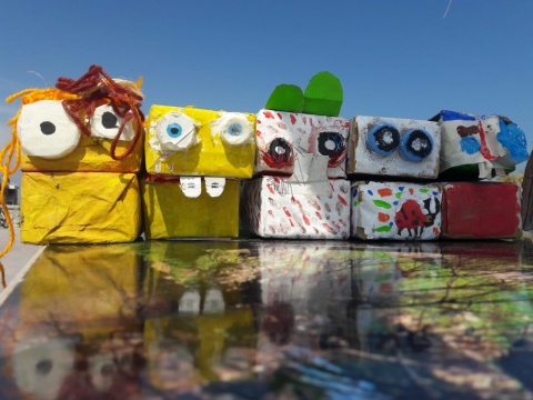 Vuelven los talleres de reciclaje infantil a la playa de Somo