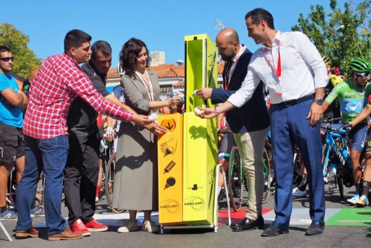 AMBILAMP apoya el reciclaje de bombillas en la salida de la Vuelta Ciclista