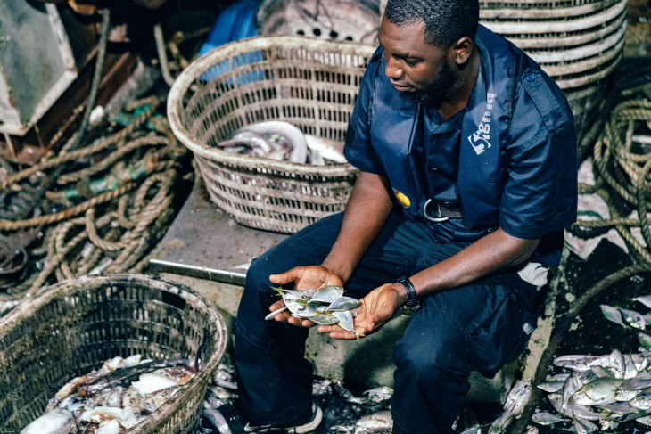 Diez arrastreros detenidos en operativa nocturna encubierta en la costa de Gambia
