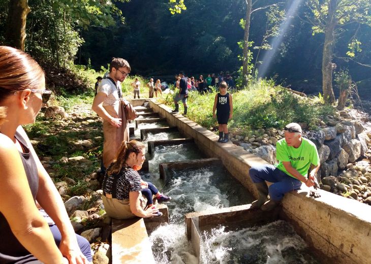 Medio centenar de voluntarios acondicionan la escala para salmones de El Arral