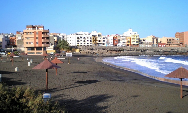 Implementación de cargadores solares y equipos biosaludables en las playas de Telde (Gran Canaria)