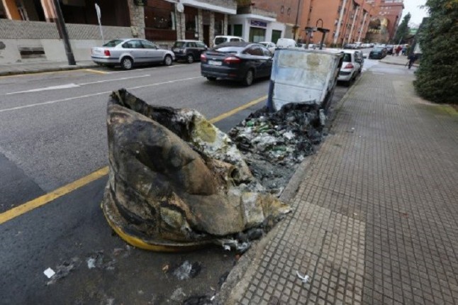 Calcinan varios contenedores de residuos en Antequera