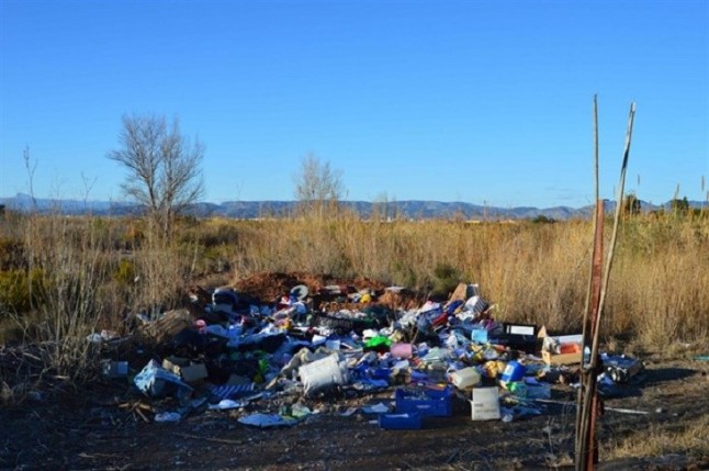 Descubren un vertido ilegal en la Desembocadura del Mijares con desechos de un desahucio bancario