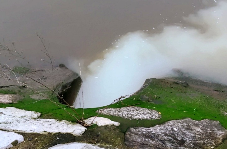 Tres vertidos distintos en la ría de Aviles