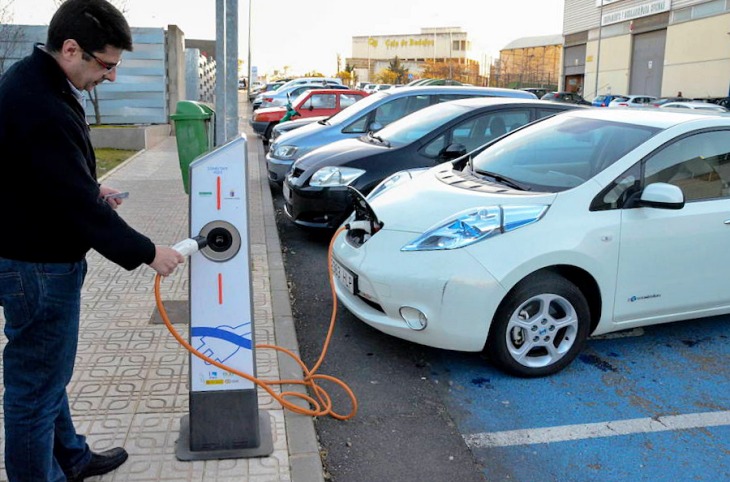El nuevo Gobierno que se ‘vislumbra’ promoverá la instalación de puntos de recarga para coche eléctrico