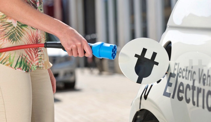 Los españoles se decantan por los híbridos y eléctricos