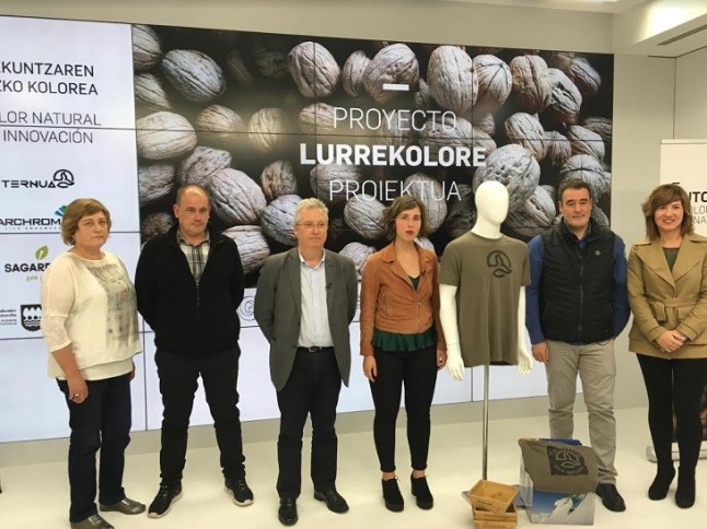 Ternua ha presentado su proyecto de reutilización de cáscaras de nueces para elaborar tintes naturales