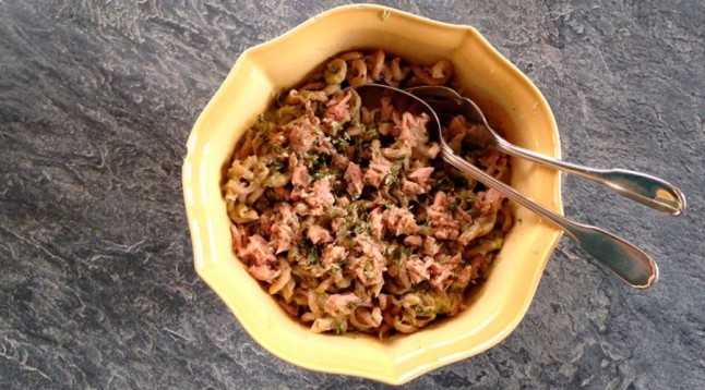 Espirales de espelta con atún y puerros