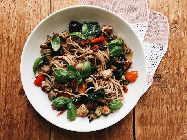Pasta integral con tofu y verduras