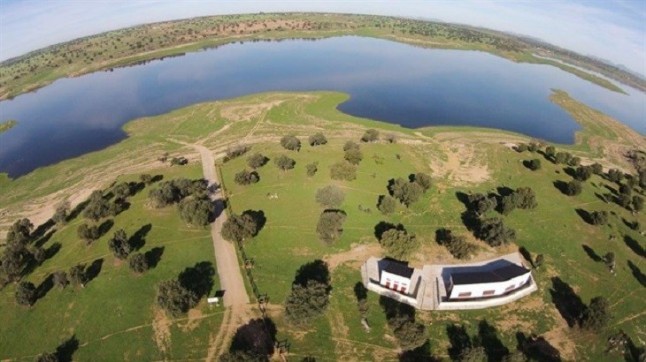 El Viso (Córdoba) inaugura este miércoles la primera playa situada en una dehesa bañada bajo un cielo Starlight