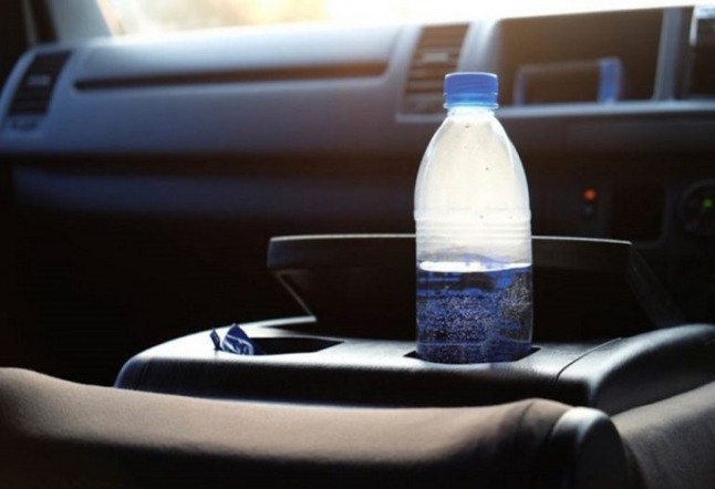 Si te dejas una botella de plástico con agua dentro del coche