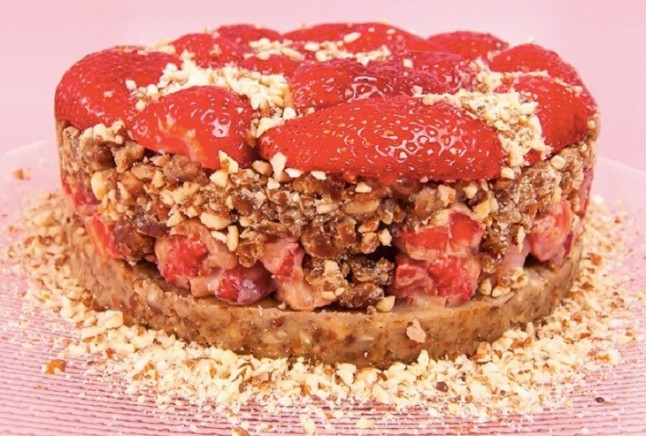 Pastel de almendras y fresas con sirope de agave