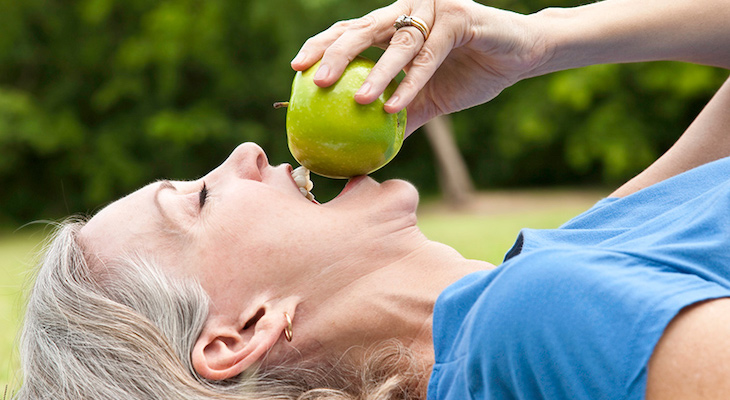 Para la salud de tu boca te contamos los alimentos que te perjudican más y los que menos