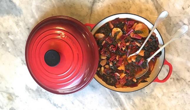 Acelgas rojas guisadas con pimentón y patatas.