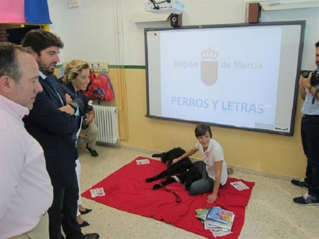 Un programa con perros estimulará sensorial y cognitivamente a niños con trastorno autista de dos colegios de Murcia