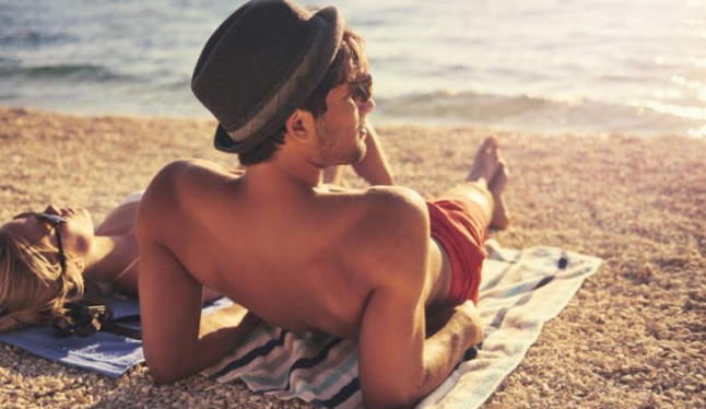 Los hombres y los jóvenes se exponen al sol de una forma totalmente irresponsable