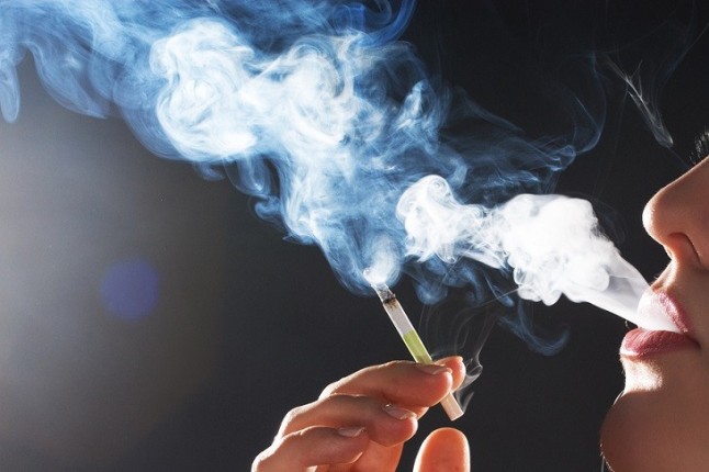 El humo del cigarrillo traspasa muros y prohibiciones