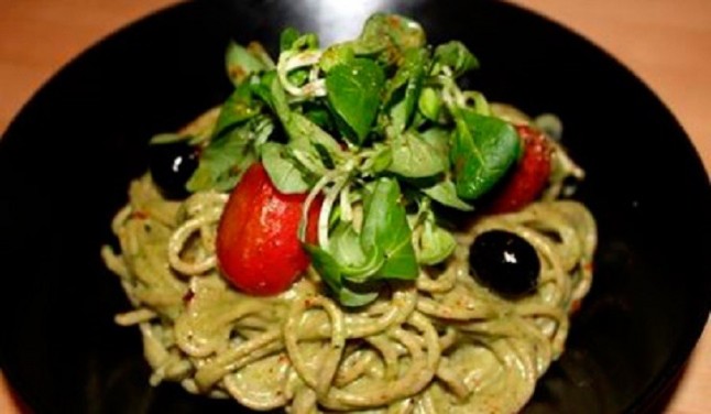 Pasta al pesto con yogur de cabra
