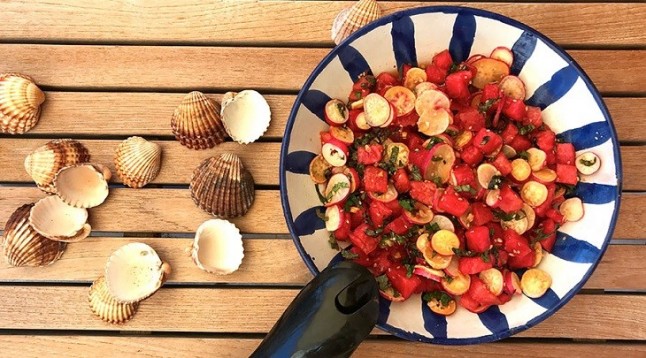 Ensalada estilo oriental de sandía y rabanitos