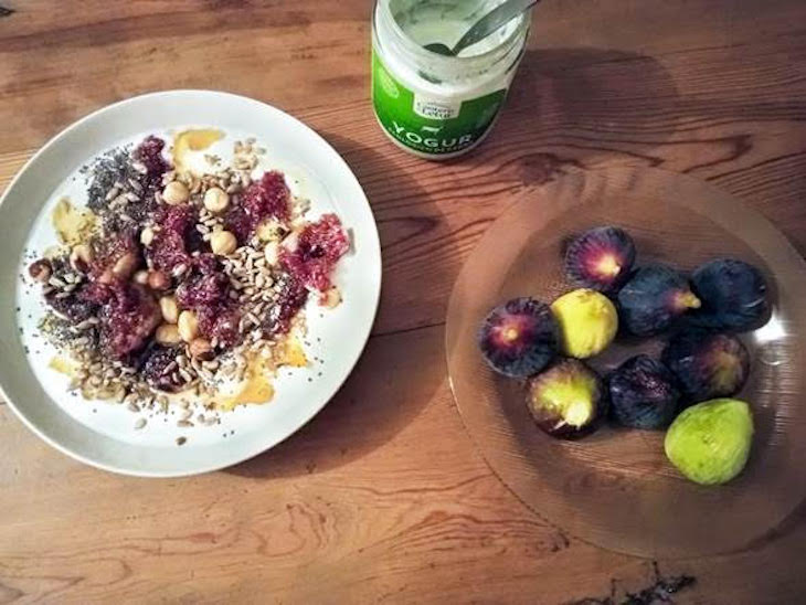Yogur de cabra con fruta y semillas