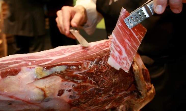 Debe y puede revisarse la escala ‘Nutri-score’ y que valore el carácter saludable del aceite de oliva y el jamón ibérico