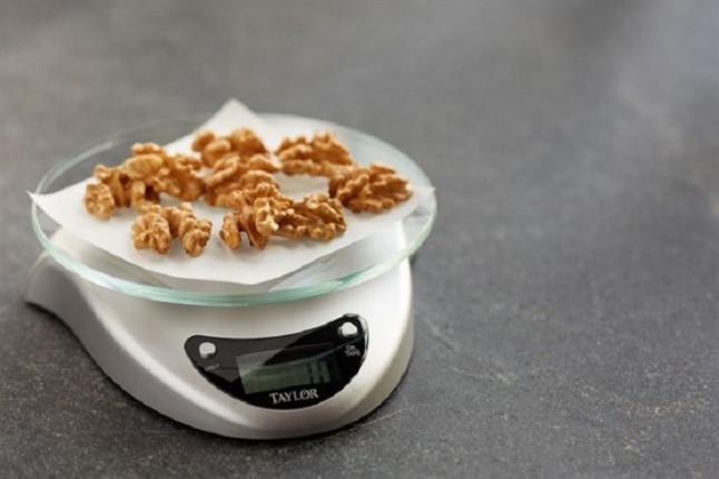 Para controlar la balanza de tu baño pon nueces en tu vida