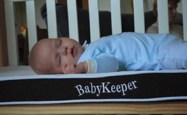 Innovador colchón inteligente para bebés que cambia de color con la fiebre