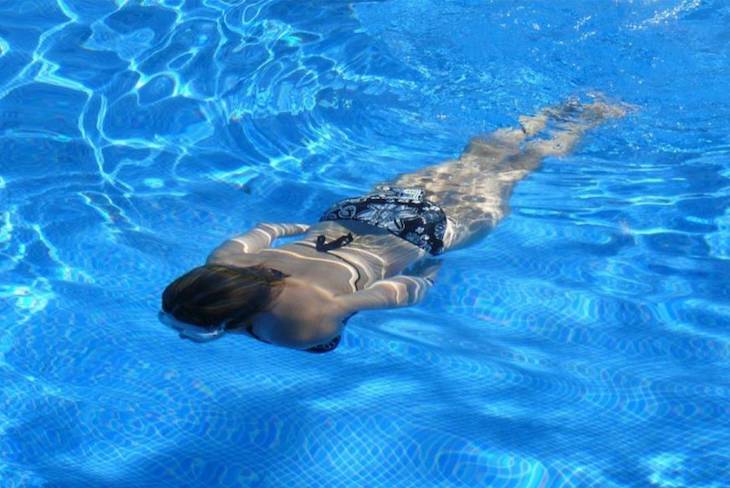 Este verano mejor la playa que la piscina respecto al COVID-19