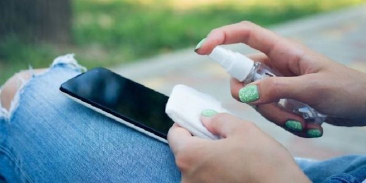 Los 5 mandamientos para desinfectar correctamente tu teléfono móvil