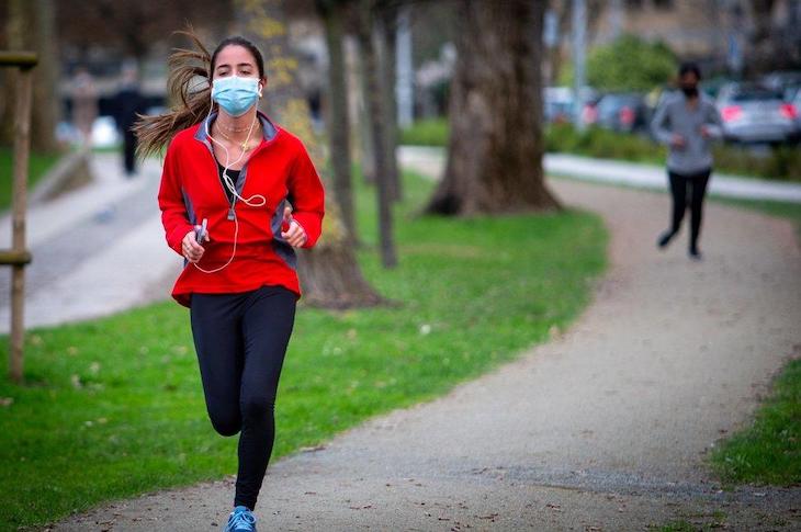 Los corredores deberán usar mascarilla en Navarra si no hay distancia de seguridad de 1