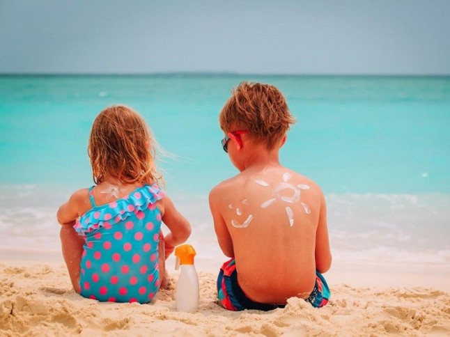 Conoce las dos cremas solares de las que debes mantener alejados a tus hijos